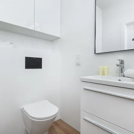 Apartment Nowa Letnica Comfortable With Balcony & Parking By Renters Gdansk